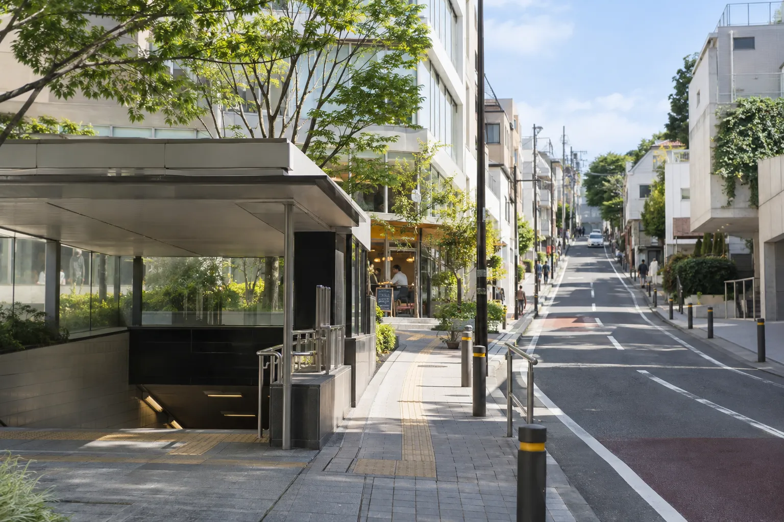 坂道と小規模店舗が並ぶ住宅地のイメージ。実在地点の写真ではありません