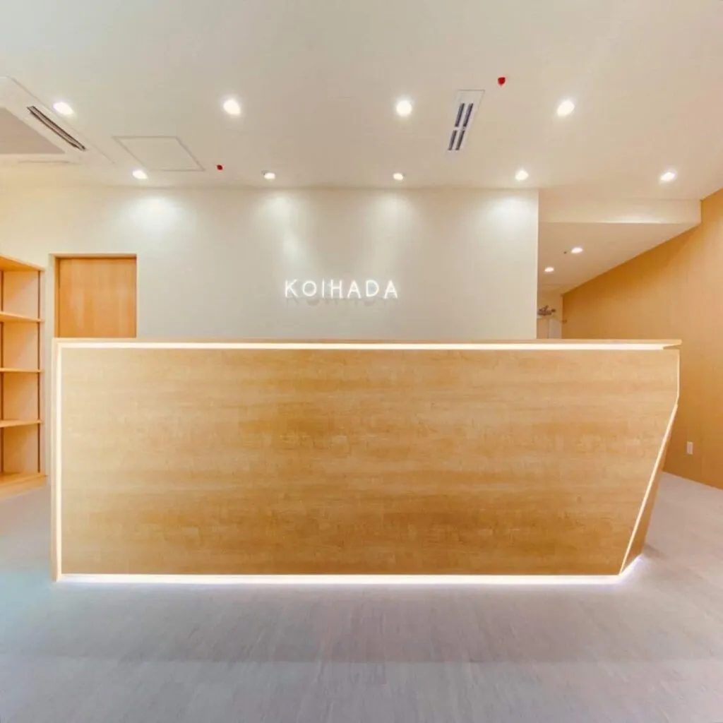 木目の受付カウンターがあるクリニックの受付（家物語グループ札幌オフィスの施工例）