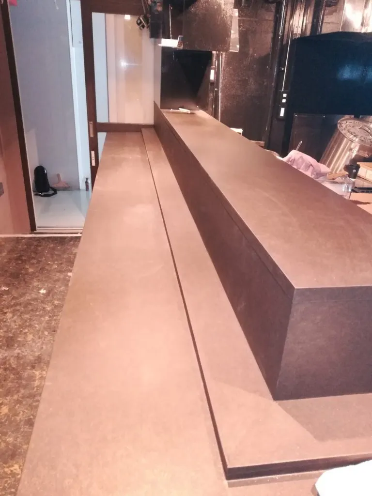 石目調のシートで仕上げた居酒屋のカウンター（家物語グループ札幌オフィスの施工例）