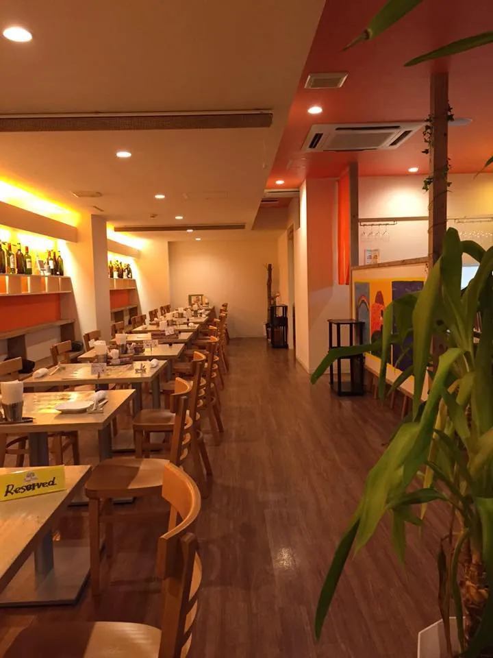 温かい照明の飲食店の客席（家物語グループ札幌オフィスの施工例）